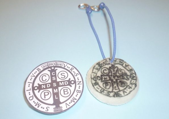Medaljica svetoga Benedikta od hladnoga porculana