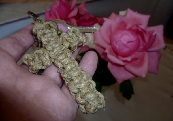 Križ od pertli ili špage kao privjesak za ključeve
