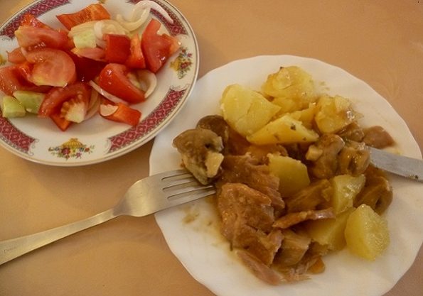 Svinjski odresci s gljivama u umaku i kuhanim krumpirom