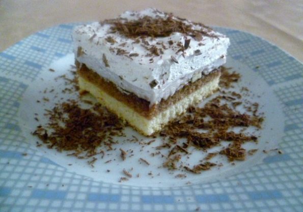 Dvoslojni kolač s čokoladicama “Bananko”