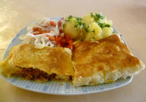 Miješano meso u preklopljenom lisnatom tijestu