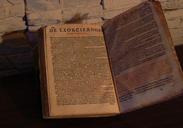 Službe i redovi: egzorcistat