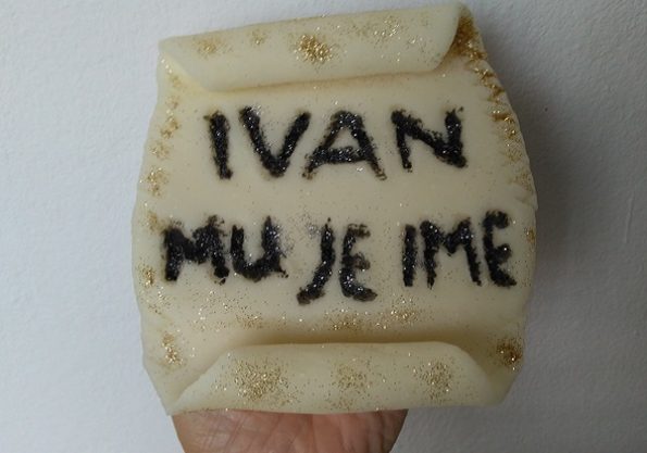 “Ivan mu je ime” – Zaharijina pločica od hladnoga porculana
