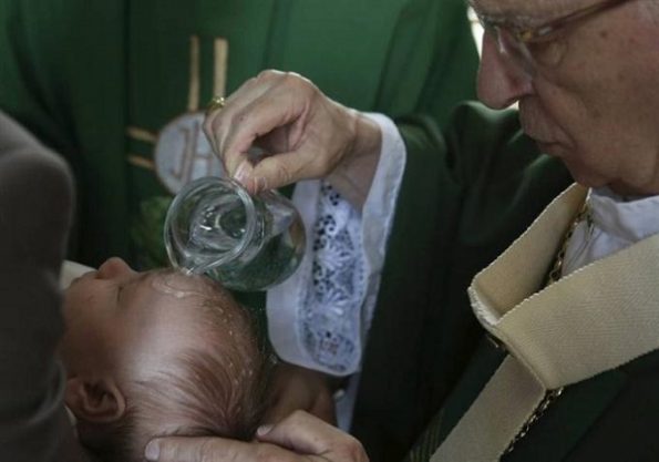 Krštenje djece pod misom