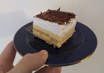 Kolač s petit keksom i puding kremom