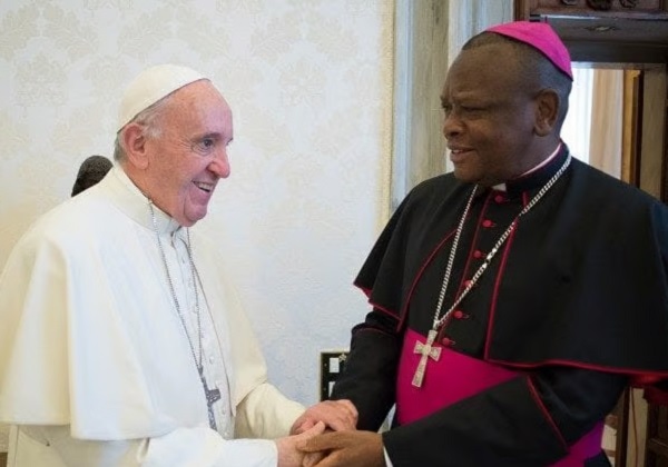 Kardinal Ambongo suptilno obezvrjeđuje afričke biskupe i promiče blagoslov homoseksualnih parova