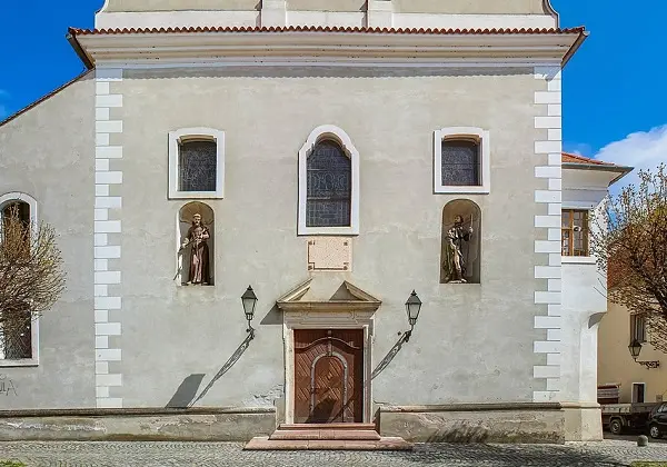 Kipovi u nišama i krajputaši – tiha svjedočanstva vjere