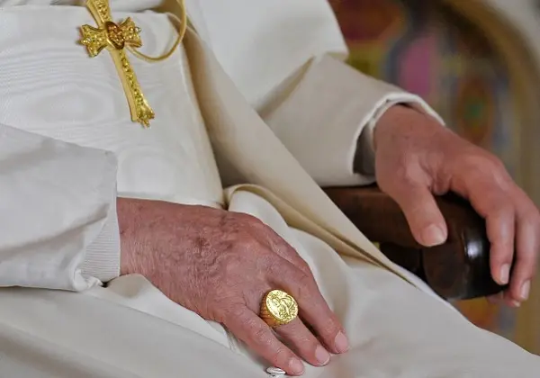 Prstenje i nakit u Katoličkoj Crkvi – znak neprimjerenosti ili dostojanstva?