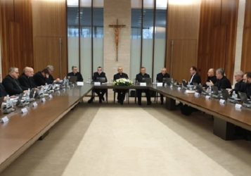 Vlast biskupa o obustavljanju svete mise s narodom i podjeljivanja sakramenata i pravo vjernika na duhovna dobra Crkve