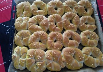 Posni kolutići od dizanoga tijesta sa sezamom